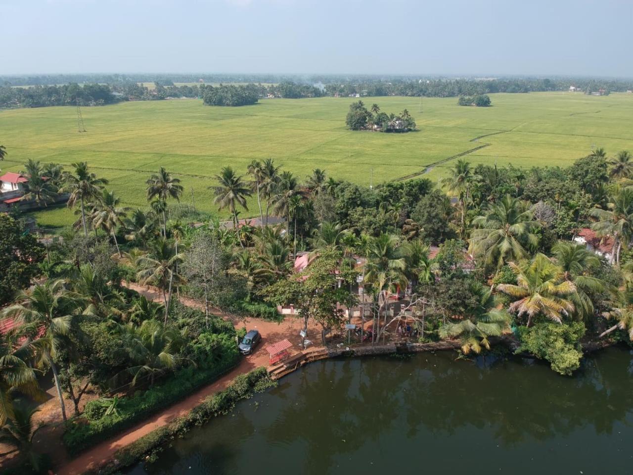 Punerjeni Homes Alappuzha ภายนอก รูปภาพ